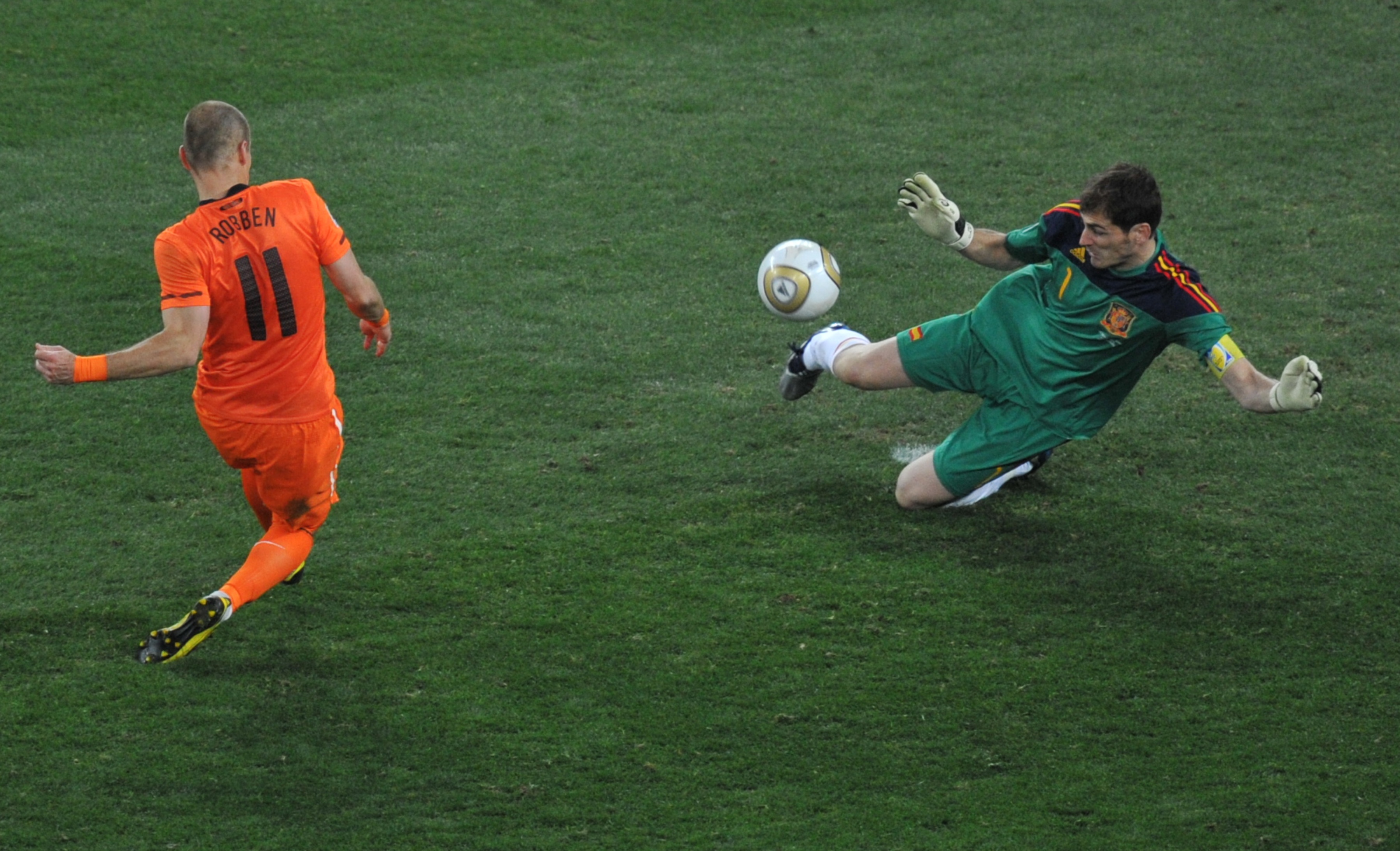 Iker Casillas vs Robben (2010)