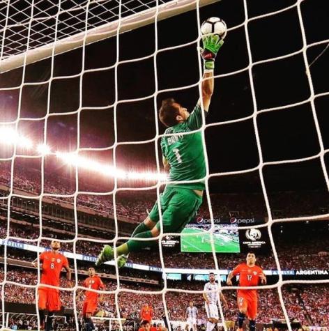 Claudio Bravo vs Argentina (2016)