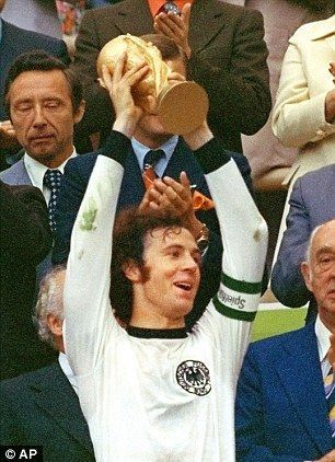 Beckenbauer levantando trofeo