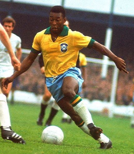 Pelé levantando trofeo